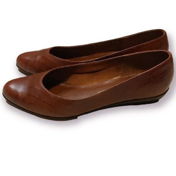 VTG RED CROSS LEATHER FLATS - Picture 3 of 13